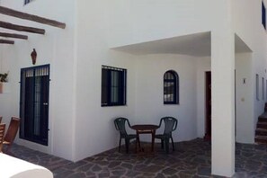 Outdoor dining - DANIELITA HOUSE. PRECIOUS SEMI-DETACHED CHALET VERY CLOSE TO THE BEACH. IN AN ENVIRONMENT  (San José)