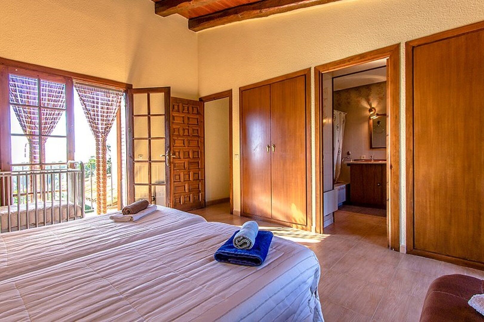 8 chambres, fer et planche à repasser, Wi-Fi, draps fournis