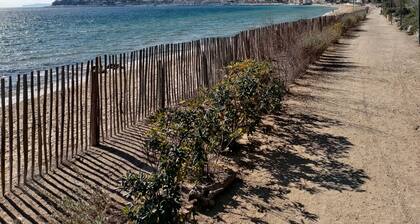 Hermoso apartamento con vistas al mar y el puerto deportivo