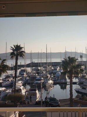 Marina - Magnificent 4pers apartment, air-conditioned, in the marina. beach 3mn walk. (Cavalaire-Sur-Mer)
