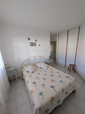 2 bedrooms, iron/ironing board, free WiFi, wheelchair access - Beautiful, air-conditioned apartment for 4 people in the marina. The beach is a 3-minute walk away. (Cavalaire-Sur-Mer)