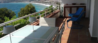 BELL'APPARTAMENTO IN POSIZIONE IDILICA A 3 MINUTI DALLA SPIAGGIA (VFT / GR / 00797)