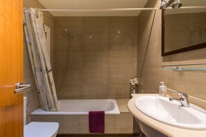 Bañera, secador de pelo y toallas