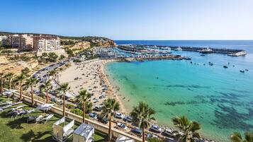 Playa en los alrededores, camastros y toallas de playa