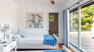 5 dormitorios, caja fuerte, escritorio y tabla de planchar con plancha