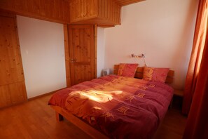 2 bedrooms, travel cot, free WiFi, bed sheets - Chalet Les Pyramides (Mase)