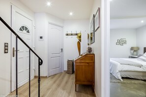 5 habitaciones, tabla de planchar con plancha y wifi gratis