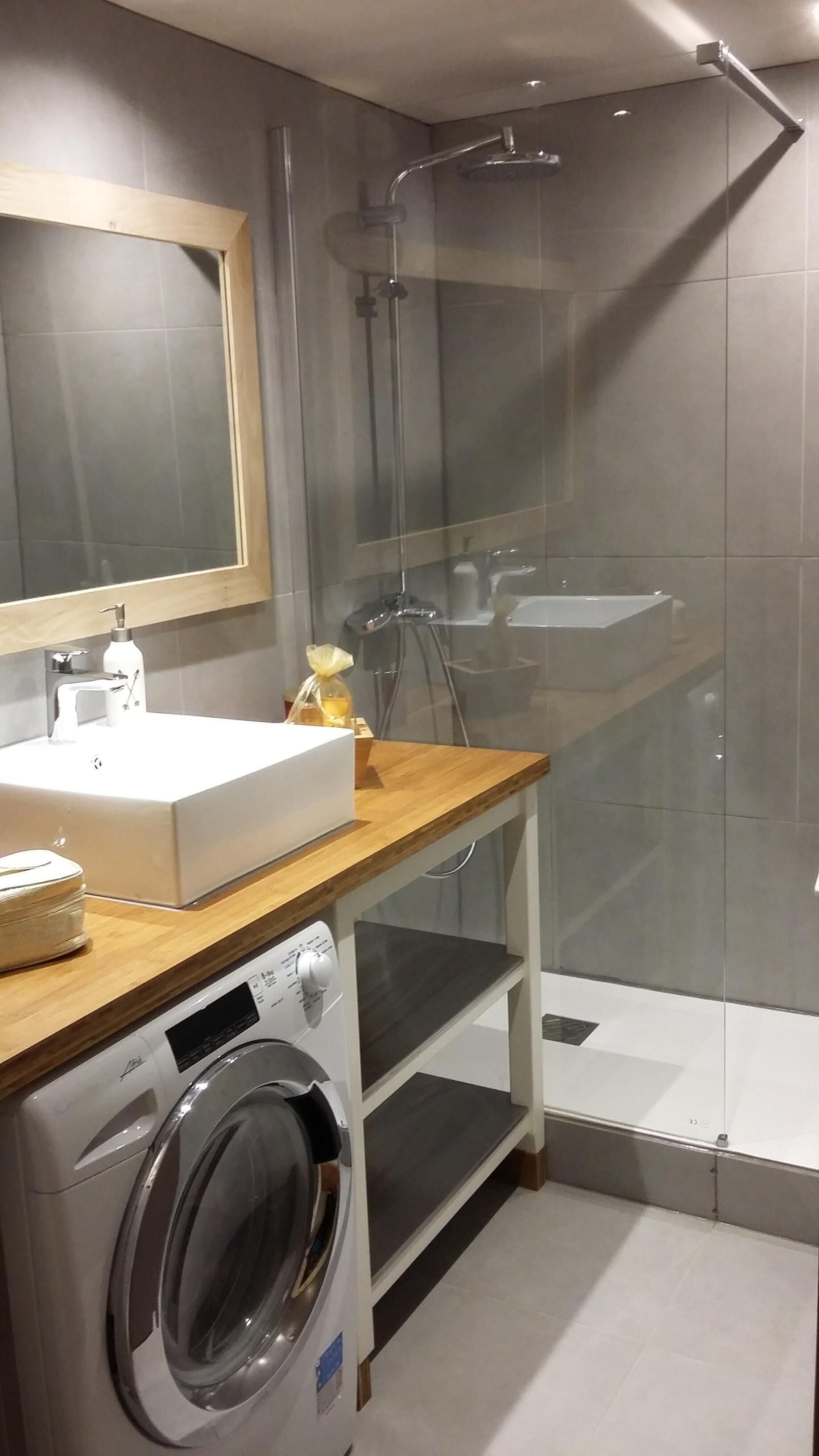 Douche, sèche-cheveux, serviettes fournies