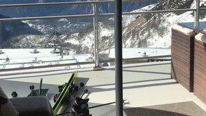 Ein Balkon mit Blick auf schneebedeckte Berge.
