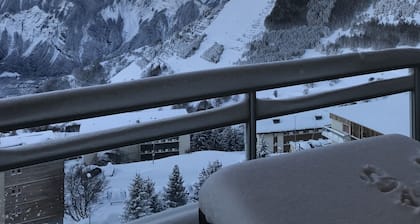 Au pied des pistes dans le centre de la station de l'Alpe d'huez (Vieil Alpe)