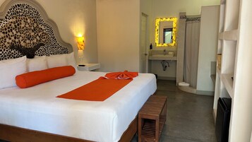 Minibar, tabla de planchar con plancha, wifi gratis y ropa de cama 