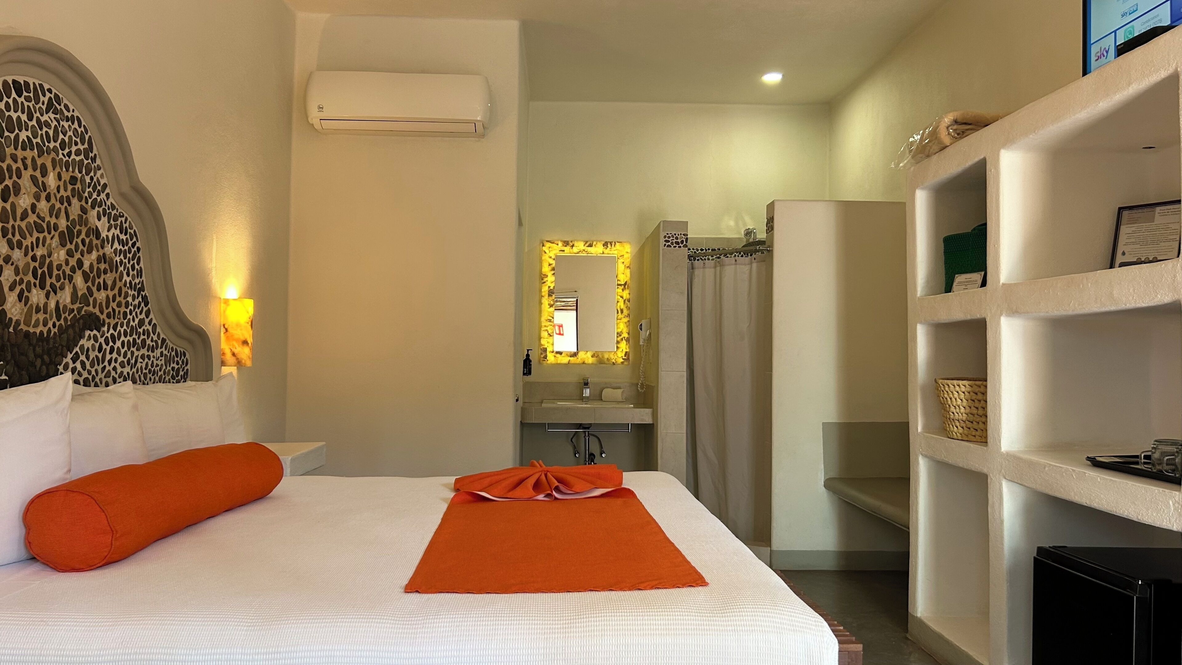 Minibar, tabla de planchar con plancha, wifi gratis y ropa de cama 