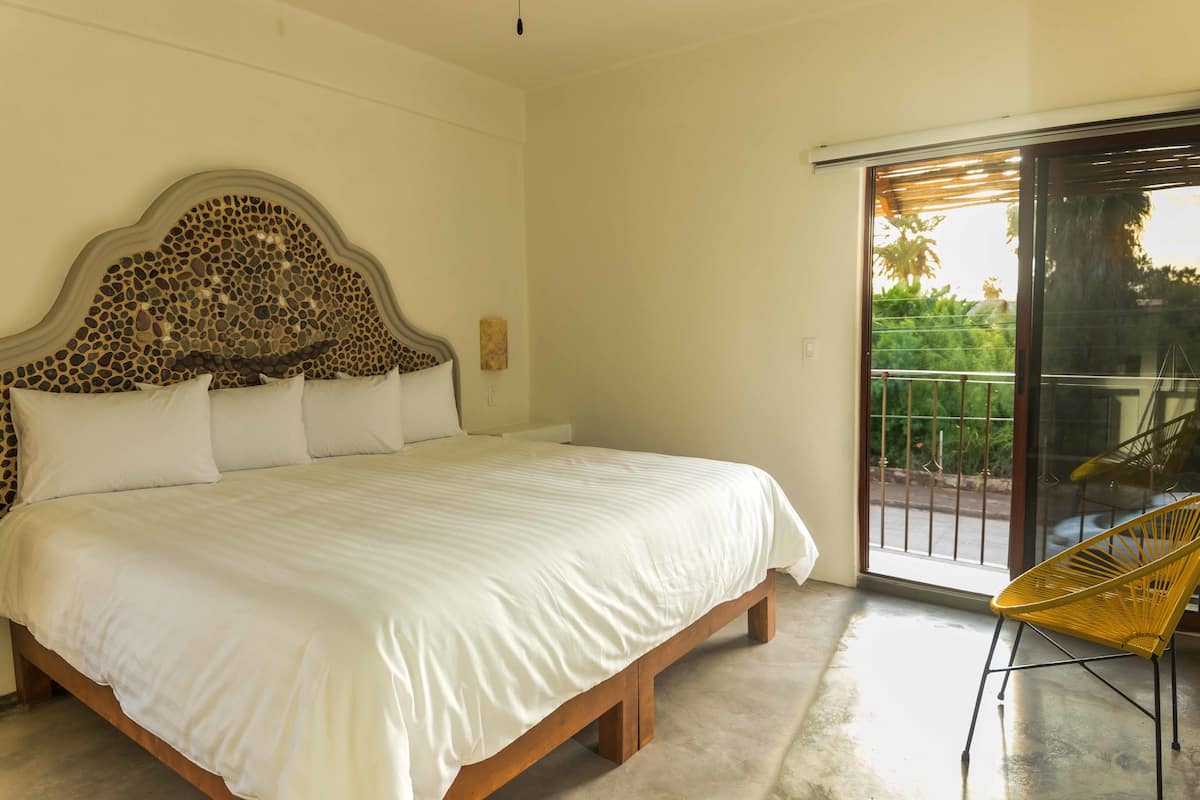 Junior Studio Suite, 1 King Bed, Non Smoking | Minibar, iron/ironing board, free WiFi, bed sheets