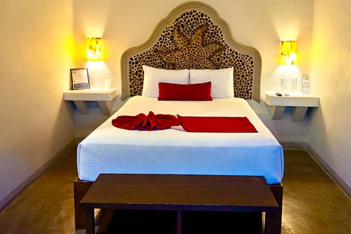 Classic Room, 1 Queen Bed, Non Smoking, Pool View | Minibar, iron/ironing board, free WiFi, bed sheets