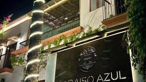 A building with a sign reading 'PARAISO AZUL' and a balcony with plants. - Paraiso Azul Hotel (Loreto)