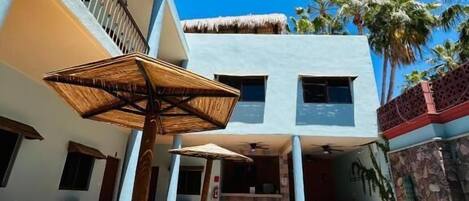 Piscine extérieure, chaises longues