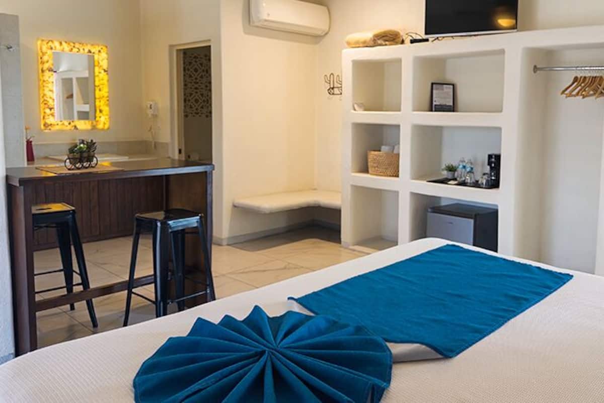 Junior Studio Suite, 1 King Bed, Non Smoking | Minibar, iron/ironing board, free WiFi, bed sheets