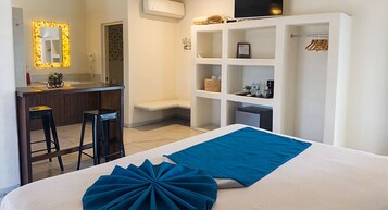 Suíte estúdio júnior, 1 cama King, para não fumantes | Frigobar, ferros/tábuas de passar roupa, Wi-Fi de cortesia