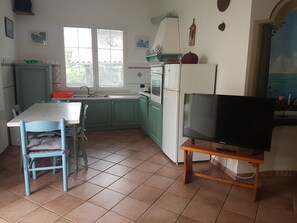 Frigorífico, horno, placa de cocina y lavavajillas