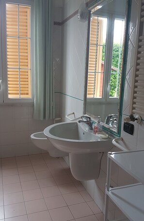 Bruser, hårtørrer, bidet, håndklæder