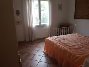 3 bedrooms, in-room safe, iron/ironing board, bed sheets