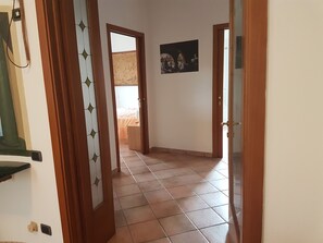 2 dormitorios, caja fuerte, tabla de planchar con plancha y ropa de cama