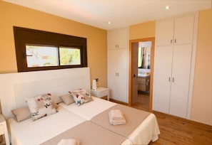 4 bedrooms, in-room safe, iron/ironing board, travel cot