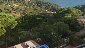 A balcony with a pool, overlooking a coastal landscape with trees and a view of the sea. - FANTASTIC SEA VIEWS  (Lloret de Mar)
