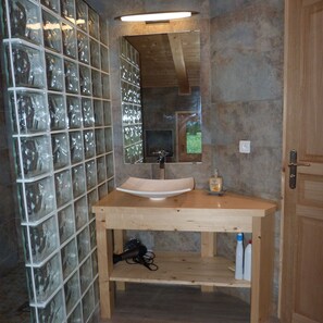 Ensemble douche/baignoire, sèche-cheveux