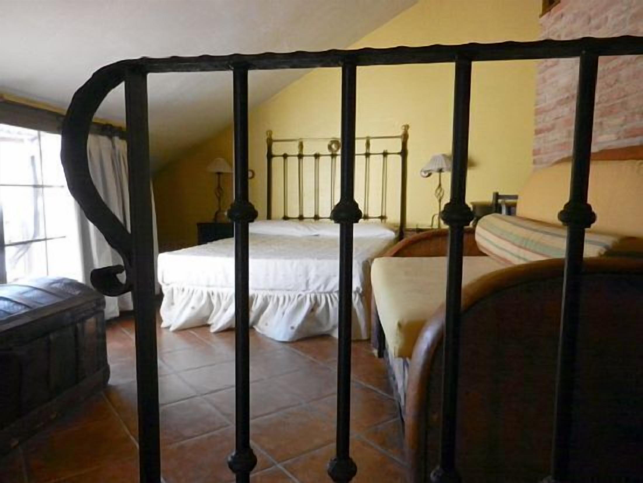 3 bedrooms, iron/ironing board, bed sheets