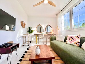 Smart-tv, bordtennisbord, legetøj, stereoanlæg