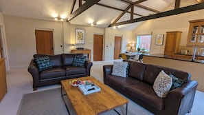 Smart TV, video games, DVD player, books - Vellum Court, Havant - a stylish home from home for exploring the South Coast (Havant)