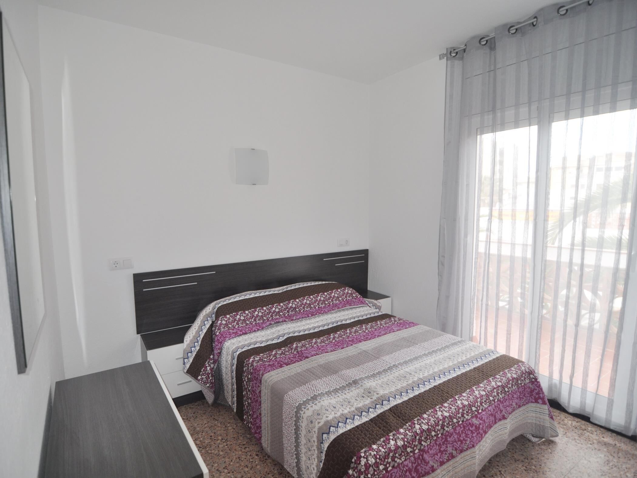 3 dormitorios y tabla de planchar con plancha