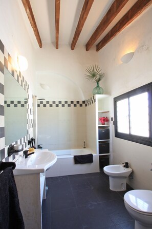 Ensemble douche/baignoire, sèche-cheveux, bidet, serviettes fournies