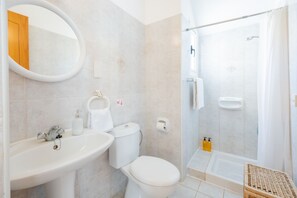 Shower, hair dryer, towels - Family-Friendly Villa in Argaka, Sea Views – sleeps 6 , Private Pool, WiFi, Aircon (Argaka)
