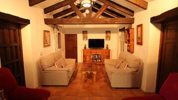 Televisión, reproductor de DVD, libros