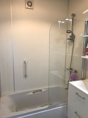 Combined shower/tub, hair dryer, towels, soap - Beautifully Appointed Self Catering Beach Front Apartment  (Gibraltar)