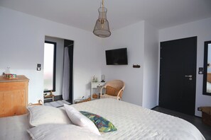 5 bedrooms, iron/ironing board, travel crib, WiFi