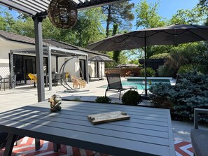 A heated pool - CONTEMPORARY VILLA WITH HEATED POOL IN A QUIET LOCATION (Léognan)