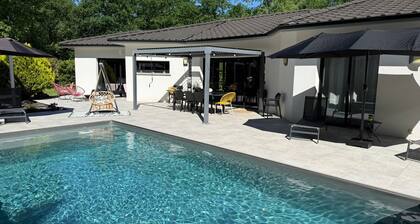 VILLA CONTEMPORAINE AVEC PISCINE CHAUFEE AU CALME