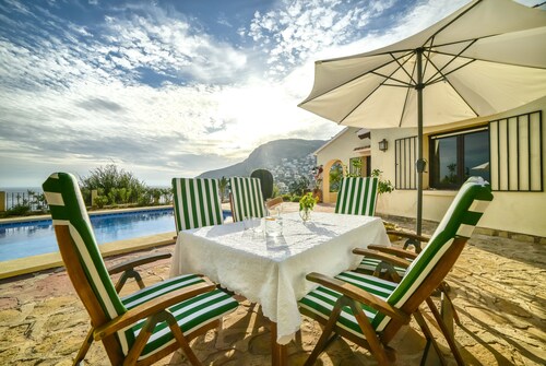 Family holiday house directly at sea