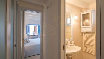 Dusche, kostenlose Toilettenartikel, Haartrockner, Bidet