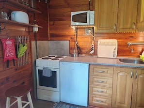 Frigorifero, microonde, forno, piano cottura