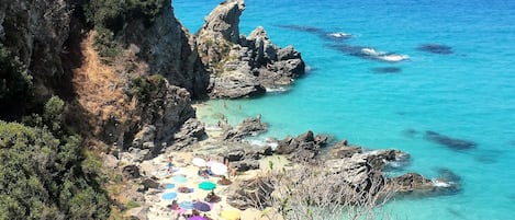 Plage à proximité, chaises longues, serviettes de plage
