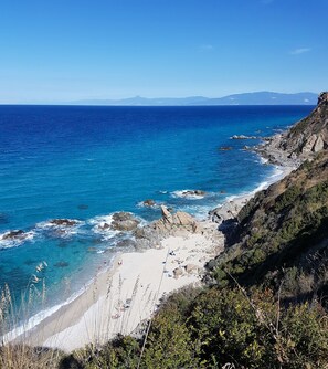 Beach nearby, sun loungers, beach towels