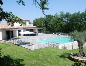 Piscine extérieure, piscine à débordement