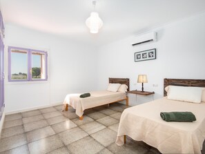 6 bedrooms, iron/ironing board, Internet, bed sheets