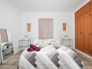 5 bedrooms, iron/ironing board, internet, bed sheets