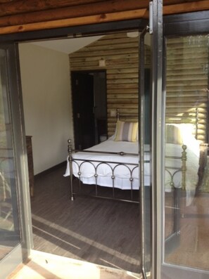 5 bedrooms, internet, bed sheets - Buckstone Log Cabin with Private Grounds Nestled Into The Natural Woodland (Staunton)