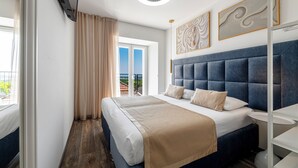 Une chambre d’hôtel avec un grand lit, une vue sur l’extérieur et un balcon.